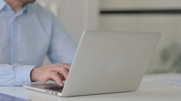 Nahaufnahme eines Mannes mittleren Alters mit Laptop — Stockfoto