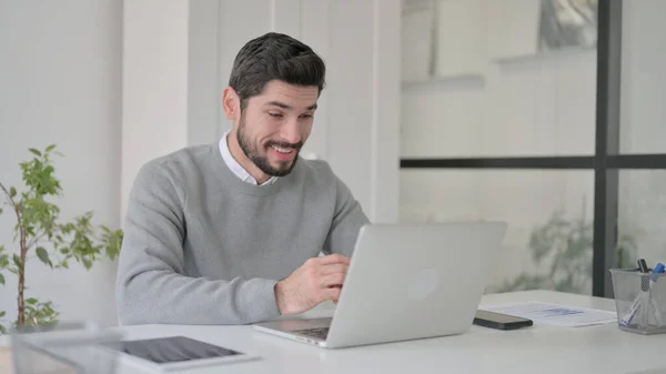Fiatal férfi beszél videohívás Laptop az irodában — Stock Fotó