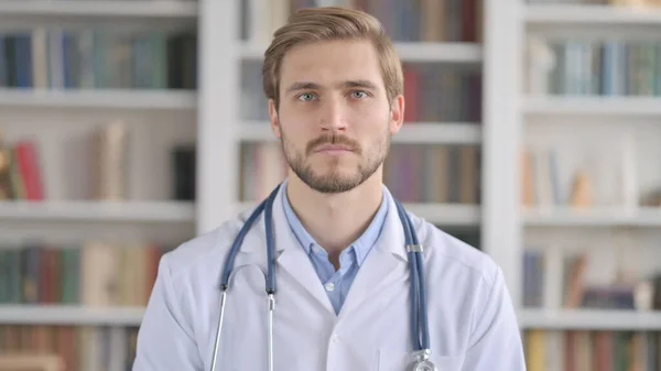 Porträt eines Arztes, der in die Kamera blickt — Stockfoto