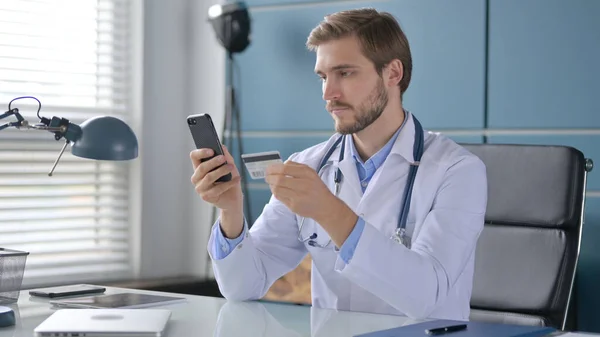 Klinikteki Doktor 'un Smartphone aracılığıyla online Bankacılık — Stok fotoğraf