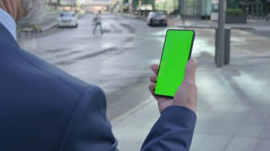 Eski İşadamı Krom Ekranlı Akıllı Telefon kullanıyor, Açık Hava