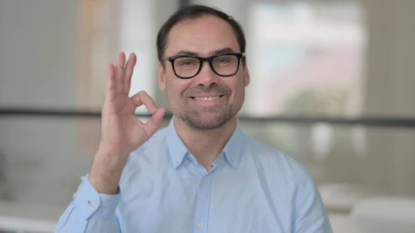 Retrato del hombre de mediana edad positivo mostrando signo OK — Foto de Stock