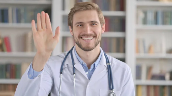 Porträt eines Arztes, der in die Kamera winkt — Stockfoto