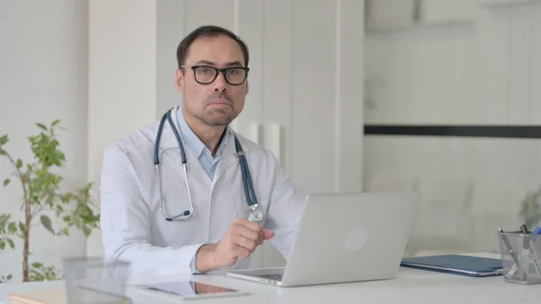 Dokter Paruh Tengah dengan Laptop Menatap kamera di Klinik — Stok Foto
