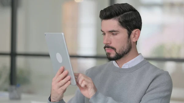 Dijital Tablet kullanan genç adam, İnternet Tarayıcı — Stok fotoğraf