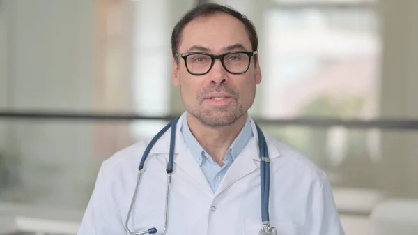 Medico di mezza età che parla in videochiamata — Foto Stock