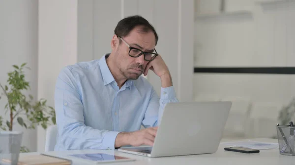 Mann mittleren Alters schläft ein, während er Laptop im Büro benutzt, Mittagsschlaf — Stockfoto