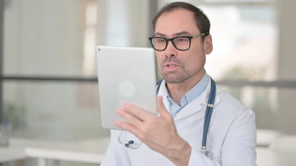 Médico de meia-idade fazendo Video Chat em Tablet Digital — Fotografia de Stock