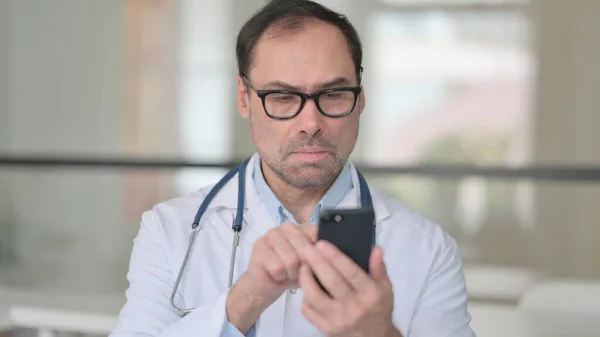 Średniowieczny lekarz za pomocą smartfona — Zdjęcie stockowe