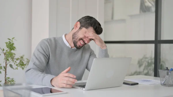 Mann reagiert mit Laptop auf Verlust — Stockfoto