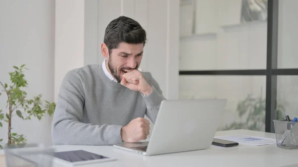 Fiatal férfi reagál a veszteségre használata közben Laptop — Stock Fotó
