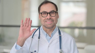 Video Çağrısı için Orta Çağ Doktor El sallıyor