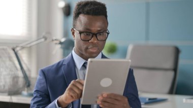 Ofiste Tablet kullanan Çekici Afrikalı Adam Portresi 