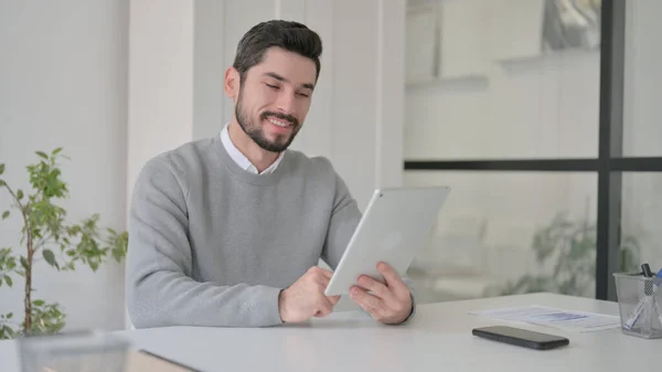 Jongeman het maken van Video Call op Tablet in Office — Stockfoto