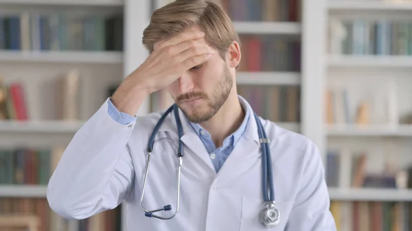 Porträtt av läkare med huvudvärk, stress — Stockfoto