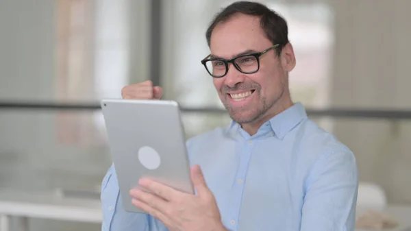 Middle Aged Man Celebrating on Tablet — Foto Stock