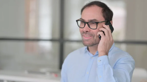 Hombre de mediana edad hablando en Smartphone — Foto de Stock