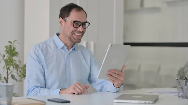 Video Oproep op Tablet door middelbare leeftijd Man in Office — Stockfoto