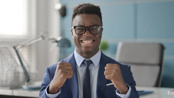 Porträtt av spännande afrikanska affärsman firar framgång — Stockfoto