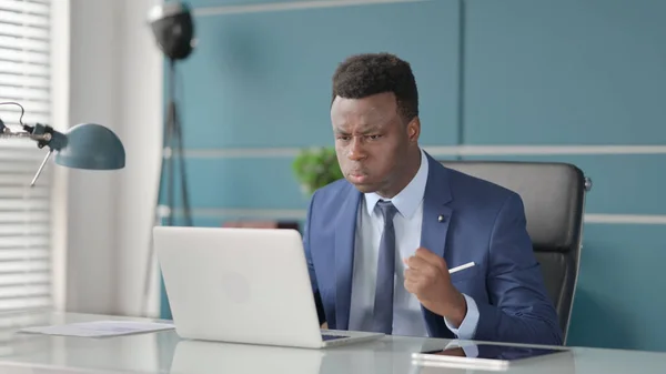 Irritado Africano Homem Lutando, Argumentando ao usar Laptop — Fotografia de Stock