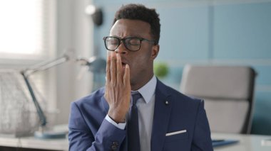 Uykulu Afrikalı Esneme 'nin Portresi