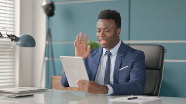 Afrikalı İşadamı Ofisteki Tablet 'e Video Çağrısı Yapıyor 