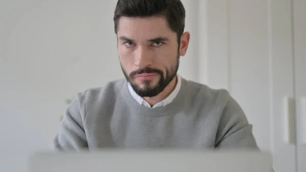 Close up of Young Man Shaking Head in Denial while using Laptop — Zdjęcie stockowe