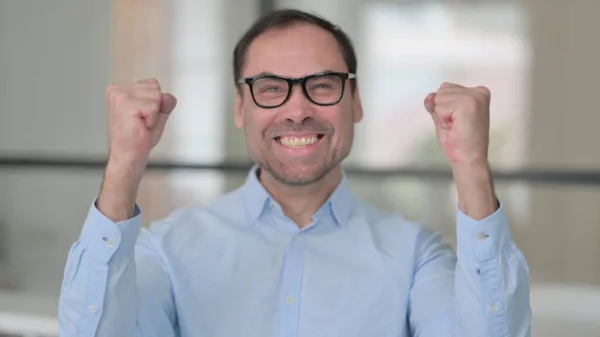 Retrato del hombre de mediana edad emocionado celebrando el éxito —  Fotos de Stock