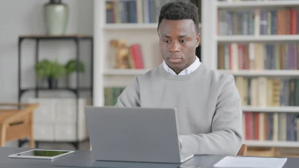 도서관에서 노트북을 만들고 있는 아프리카 남자 — 스톡 사진