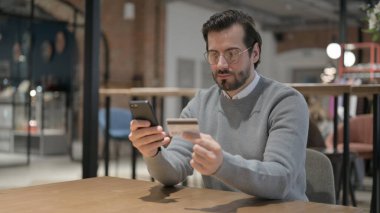 Genç Adam Smartphone 'da Çevrimiçi Ödeme Yapıyor