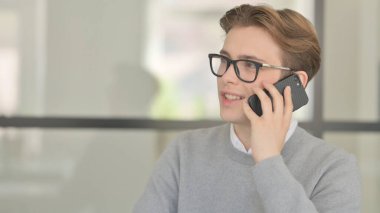 Ofisteki Akıllı Telefondan Kayıp 'a Üzgün Genç Adam Tepki Veriyor 