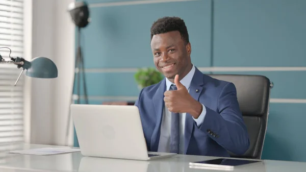 African Businessman Visar tummen upp Logga in När du använder laptop på jobbet — Stockfoto