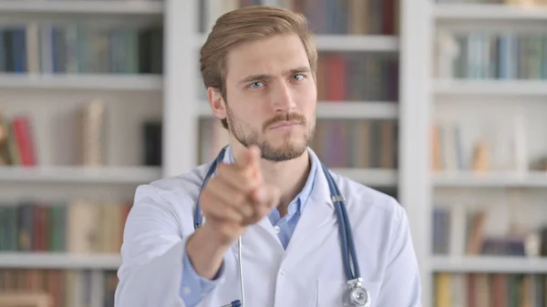 Porträt eines Arztes, der in Richtung Kamera zeigt — Stockfoto