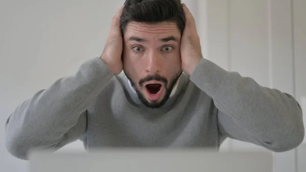 Close up of Young Man Shocked by Loss on Laptop — Foto de Stock