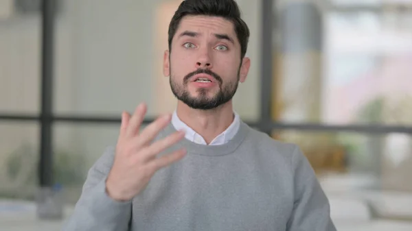 Retrato de un joven enojado luchando, discutiendo — Foto de Stock