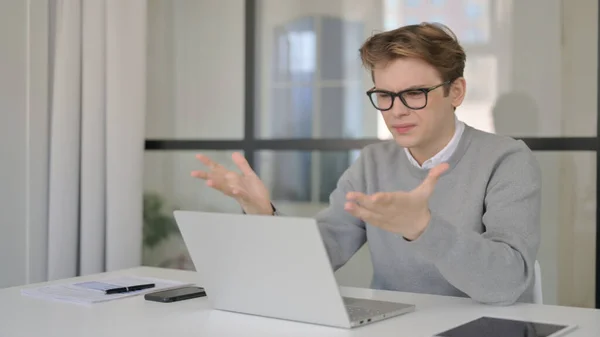 Junger Mann reagiert auf Verlust mit Laptop im modernen Büro — Stockfoto