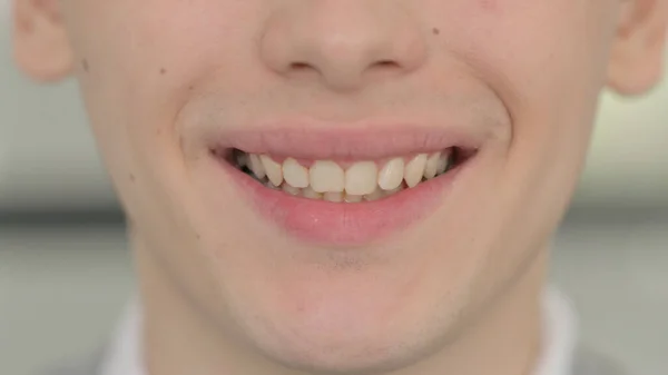 Close-up van glimlachende mond van jonge man — Stockfoto
