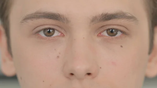 Primer plano de los ojos parpadeantes de un hombre joven — Foto de Stock