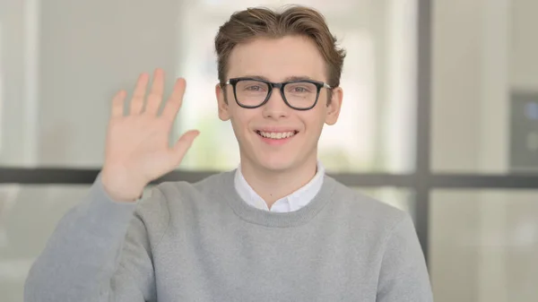 Retrato de un joven saludando, dando la bienvenida — Foto de Stock