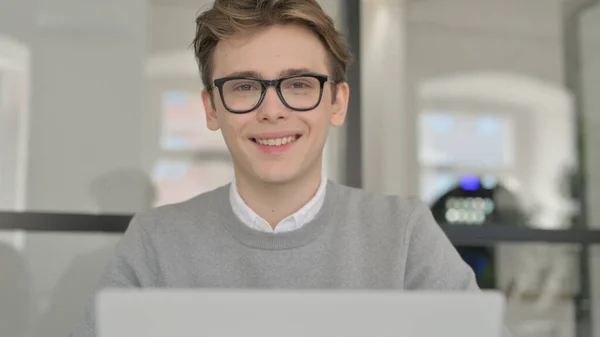 Közelkép fiatal férfi Laptop mosolygó a kamera — Stock Fotó