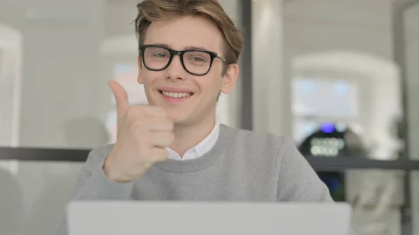 Close-up van jonge man met laptop tonen duimen omhoog aanmelden — Stockfoto
