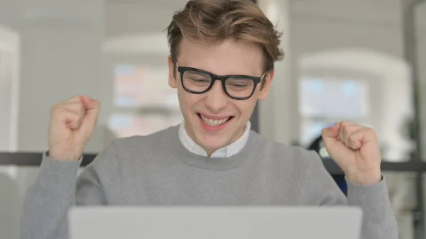 Close-up van de jonge man vieren succes tijdens het gebruik van laptop — Stockfoto