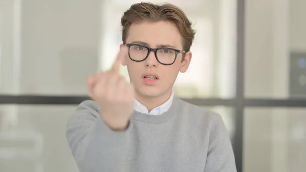 Retrato de un joven enojado mostrando el signo del dedo medio —  Fotos de Stock