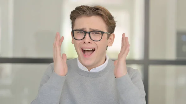 Retrato de joven atractivo Gritando, Gritando —  Fotos de Stock