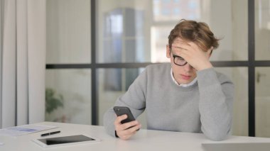 Genç Adam Ofisteki Akıllı Telefon Kayıplarına Tepki Veriyor 