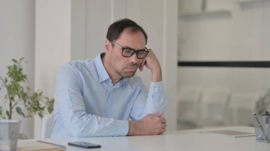 Ofiste Otururken Orta Yaşlı Adam Uyuyor