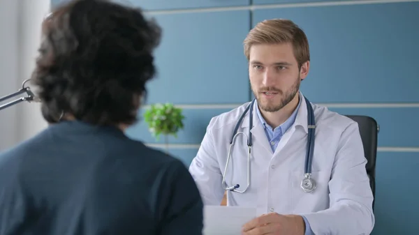 Doctor hablando con paciente en clínica —  Fotos de Stock