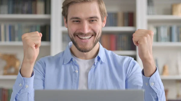 Primer plano del hombre celebrando el éxito mientras usa el ordenador portátil — Foto de Stock