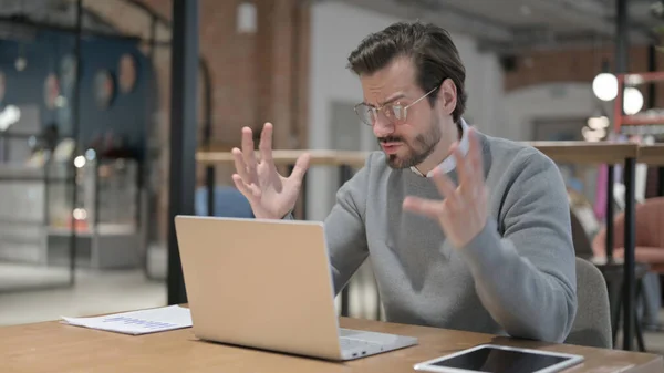 Hombre joven reaccionando a la pérdida mientras usa el ordenador portátil — Foto de Stock