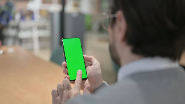 녹색 크로마 스크린 과 스마트폰을 사용하는 사람 — 스톡 사진